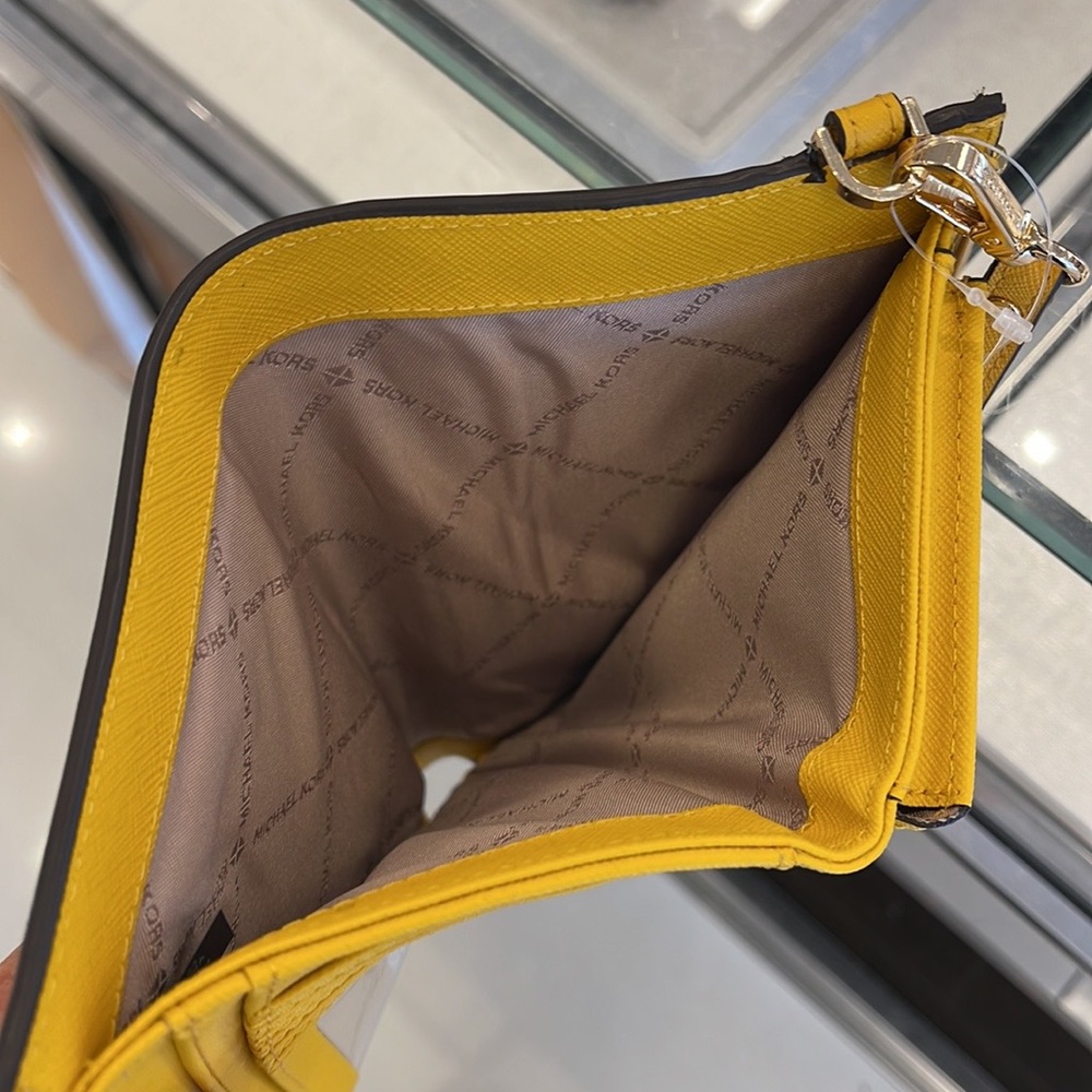 Michael Kors Jet Set Travel Large Double Zip Leather Wristlet phone holder
NWT - Picture 8 of 16
